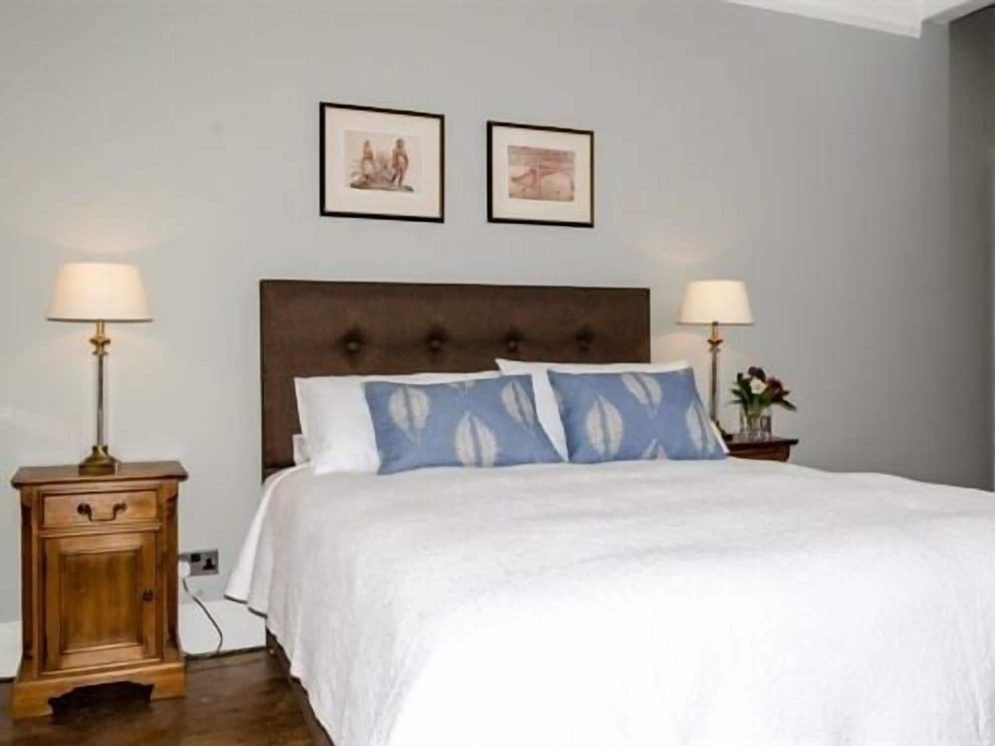 เดอะ ไลออนส์ Bed & Breakfast Newark-on-Trent  ภายนอก รูปภาพ