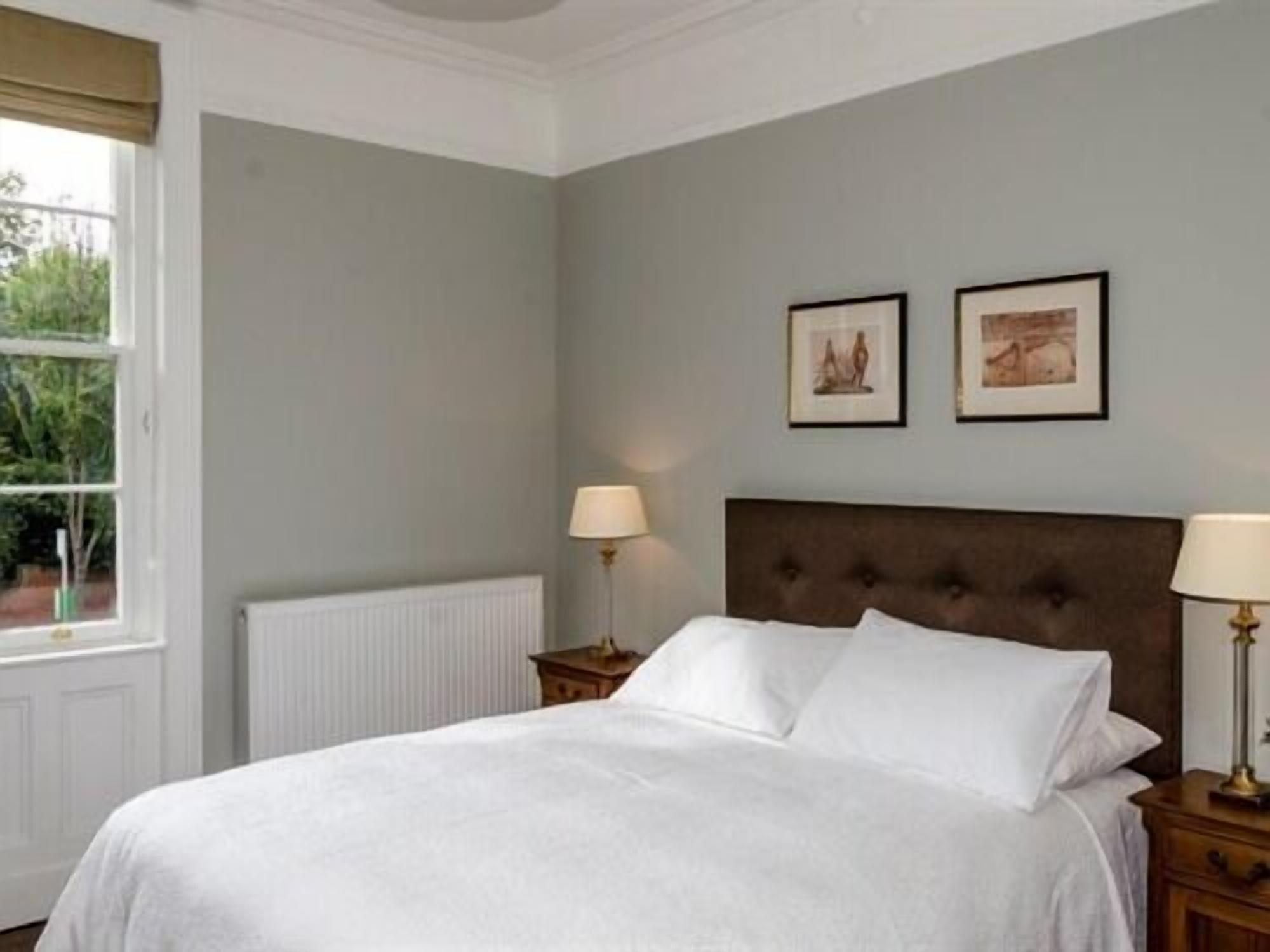 เดอะ ไลออนส์ Bed & Breakfast Newark-on-Trent  ภายนอก รูปภาพ