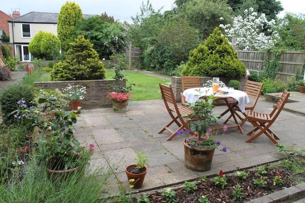เดอะ ไลออนส์ Bed & Breakfast Newark-on-Trent  ภายนอก รูปภาพ